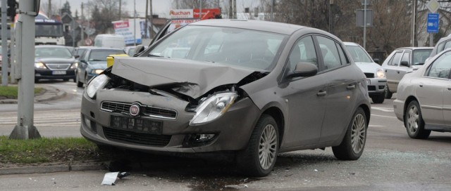Jeden ze zniszczonych samochodów (na poboczu)