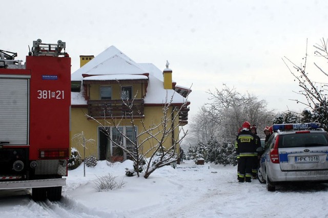 Na miejscu nieszczęśliwego zdarzenia pracowali strażacy i policjanci, ustalając przyczyny.