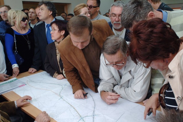 Mieszkańcy gminy Biesiekierz i sąsiednich z uwagą oglądali wczoraj nowy plan budowy drogi S-11. Każdy szukał na nim swojego domu, pola, firmy. Wiele osób robiło zdjęcia, niektórzy prosili o skserowanie mapy.