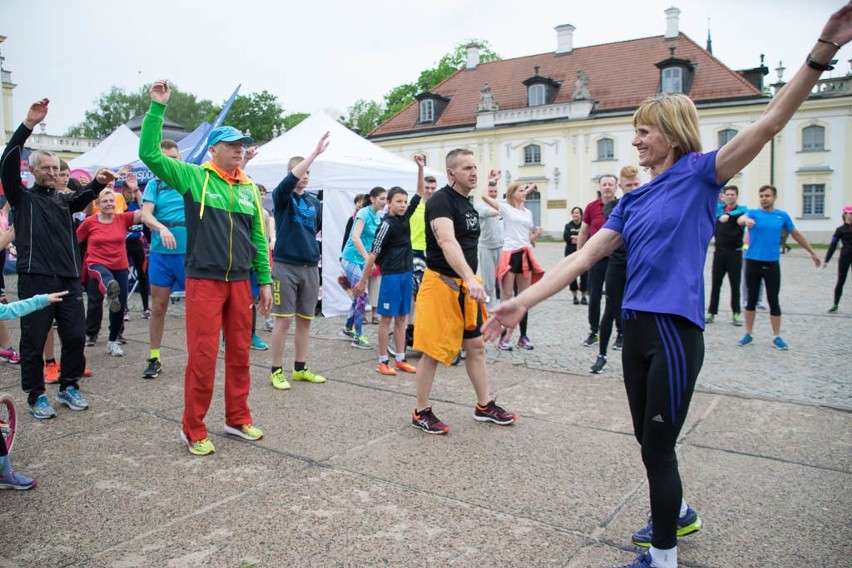 Z dziedzińca Pałacu Branickich o 9 rano kilkaset osób...