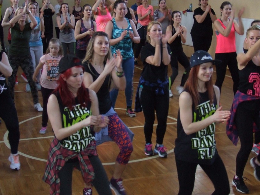 W ZS nr 30 w Bydgoszczy tańczyli zumbę dla chorej na raka bydgoszczanki [WIDEO]