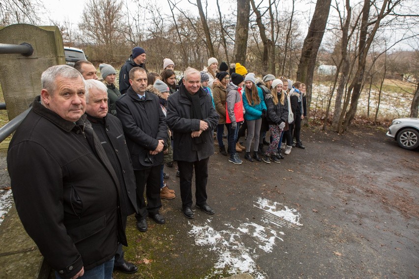 Uroczystości pogrzebowe na cmentarzu wojennym nr 91 w...