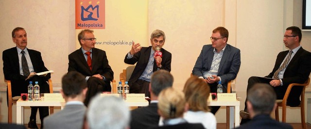 W debacie o przyszłości małopolskiej gospodarki uczestniczyli (na zdjęciu od lewej): prof. Bolesław Domański, Jacek Woźniak, Krzysztof Krzysztofiak, Marek Janas i dr Marcin Zawicki