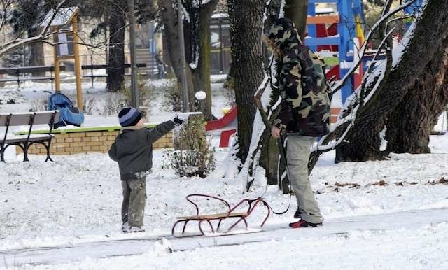 spadł pierwszy śniegspadł pierwszy śnieg-zabawy na śniegu