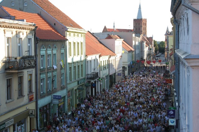 W Chełmnie odbywa się w ostatni weekend czerwca dużo imprez, ale nie tylko rozwyrkowych. Trwa też Odpust Chełmiński - wyjatkowe świeto, na które przybywaja prawdziwe tłumy pielgrzymów