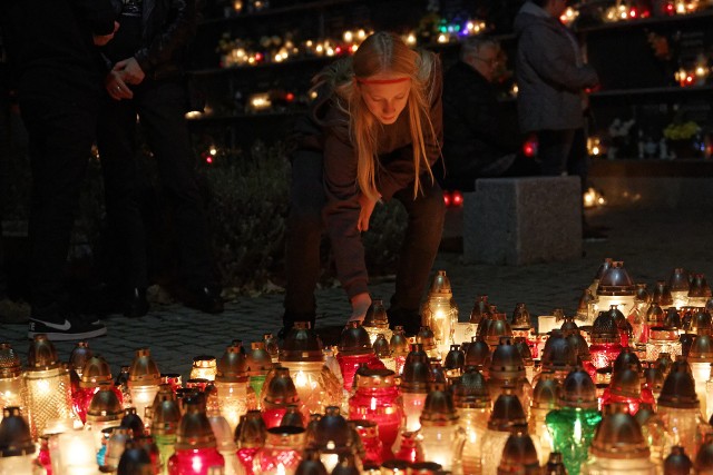 W dniu Wszystkich Świętych pamiętamy o bliskich zmarłych. Na cmentarzu na Półwsi w Opolu zapłonęły znicze.