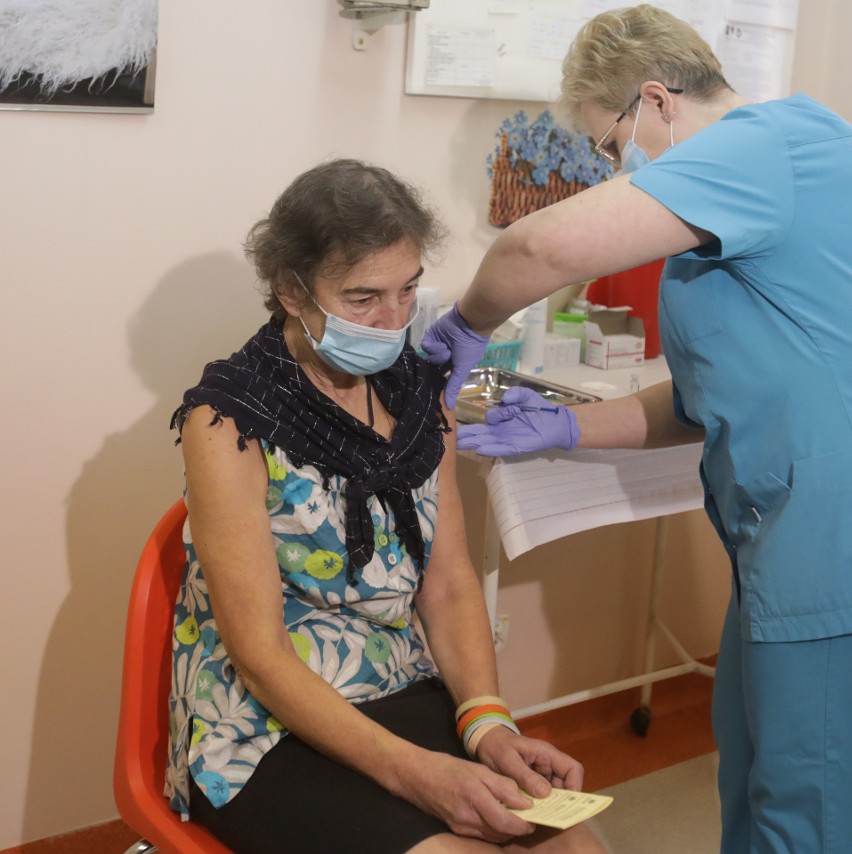 Dziś w szpitalu MSWiA w Rzeszowie pierwsza osoba z Podkarpacia została zaszczepiona przeciw Covid-19. To epidemiolog, zakaźnik [ZDJĘCIA]