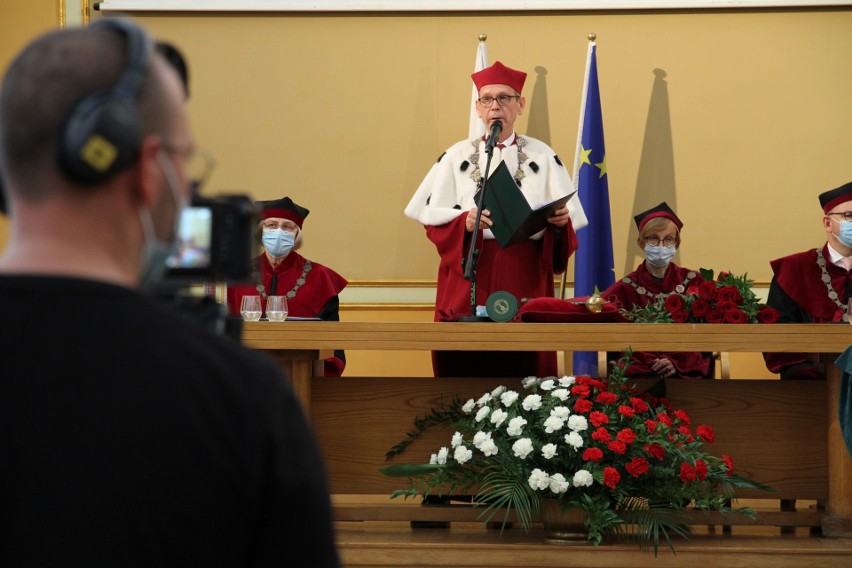 Z okazji jubileuszu wydano książkę, która zawiera wypowiedzi...