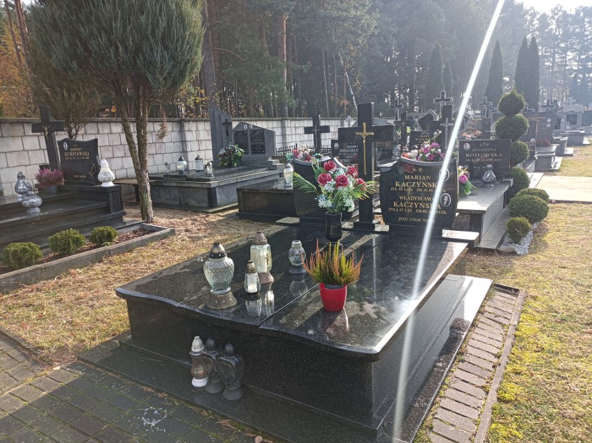 Cmentarz w Obierwi przed Dniem Wszystkich Świętych 2021. Zdjęcia nekropolii