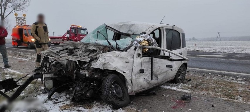 Wypadek w Kręgach. 11.01.2022. Poważny wypadek na drodze krajowej nr 62 w powiecie wyszkowskim. Zdjęcia