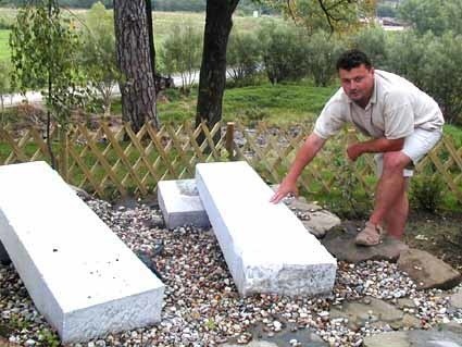 Maciej Osieleniec odczytuje nazwiska ludzi pochowanych jeszcze w XIX wieku.
