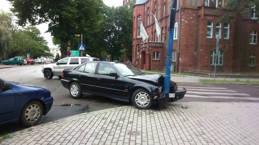 Centrum Szczecinka. BMW prosto w latarnię (zdjęcia)