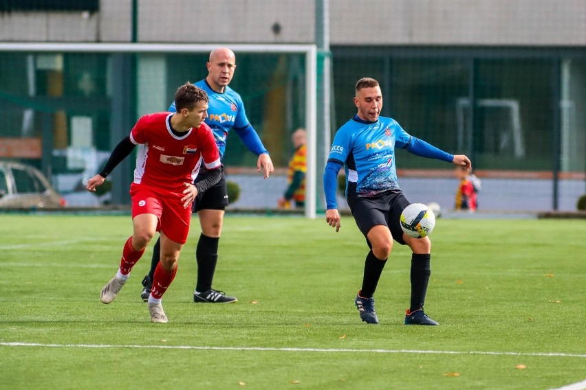 Hetman Białystok (czerwone stroje) przegrał 0:4 z GKS-em...