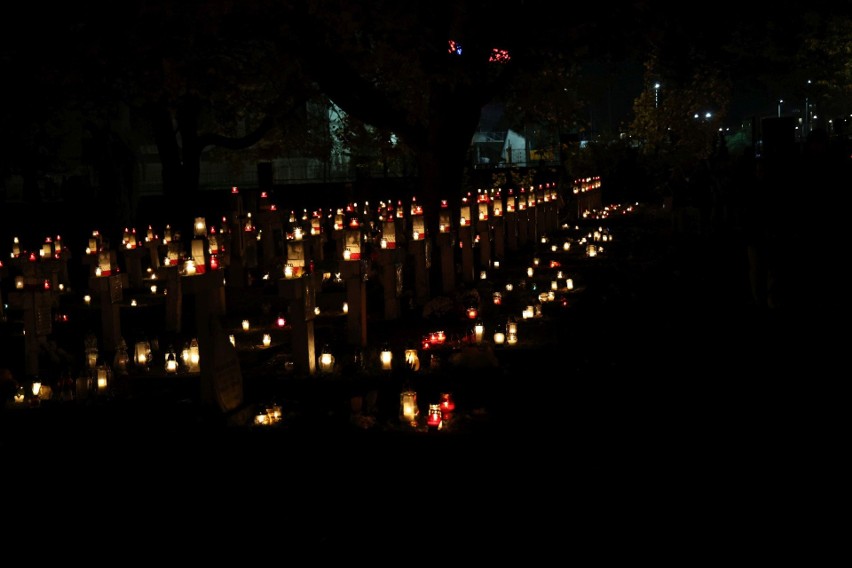 Kieleckie cmentarze w świetle zniczy w noc Wszystkich Świętych wyglądają niesamowicie