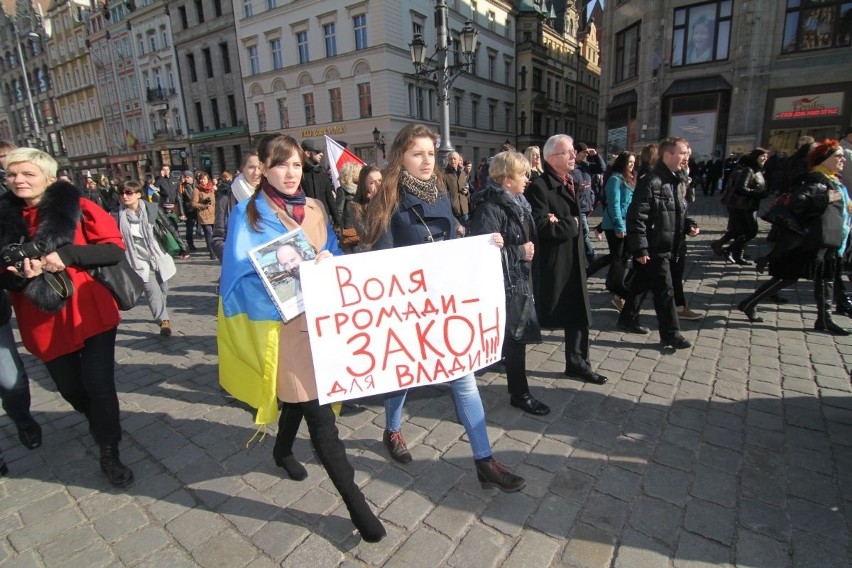 Wrocław wspiera Ukrainę. 500 osób przeszło ulicami (RELACJA, ZDJĘCIA)