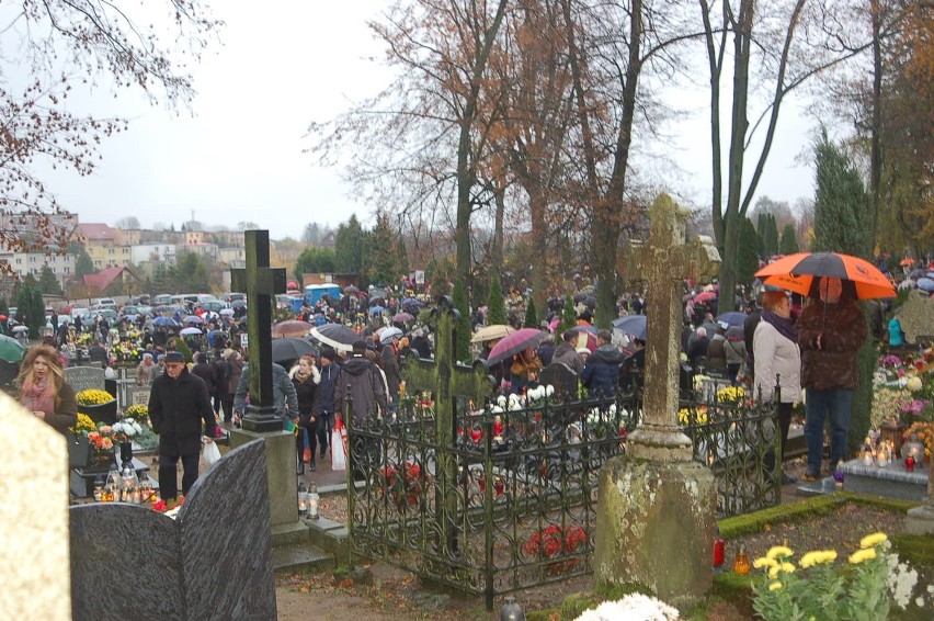 Tłumy na kościerskim cmentarzu [ZDJĘCIA]