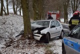 Wypadek pod Chlebowem w gm. Miastko [16.12.2018]. Samochód wjechał w drzewo na drodze powiatowej [zdjęcia, wideo]