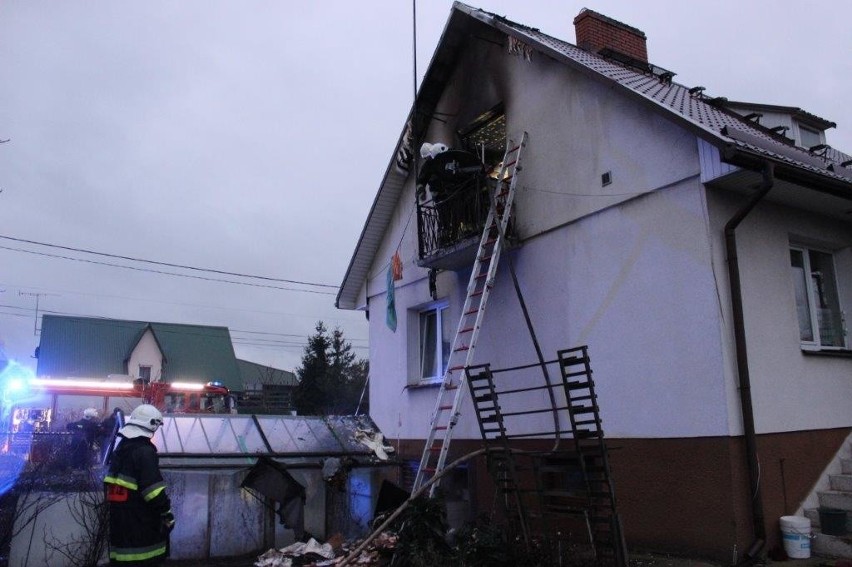 Bielsk Podlaski: Pożar domu jednorodzinnego. Spaleniu uległy dwa pokoje, korytarz i łazienka z wyposażeniem[ZDJĘCIA]