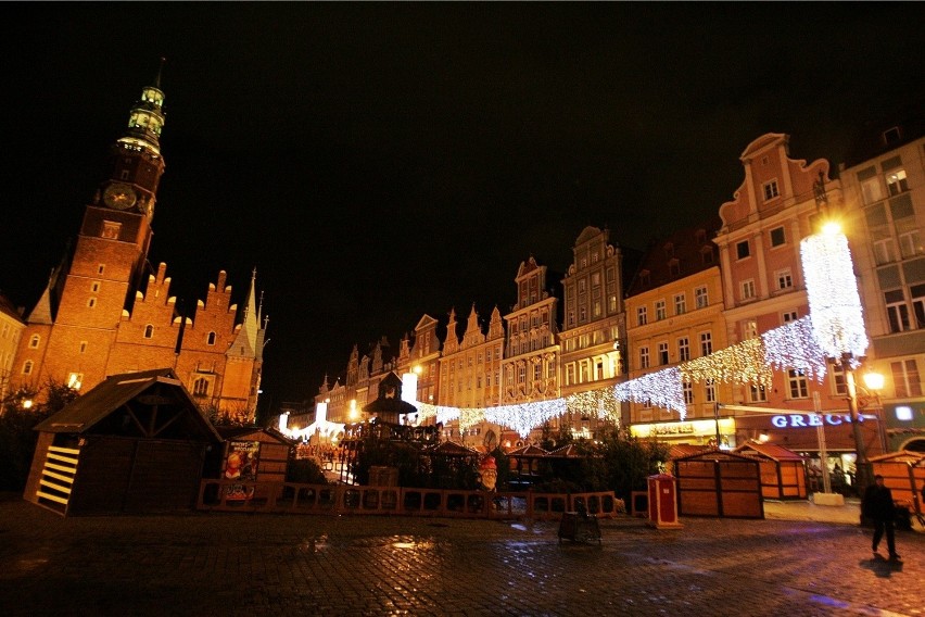 Wrocław: Świąteczna iluminacja już świeci, ale bez choinki (ZDJĘCIA)