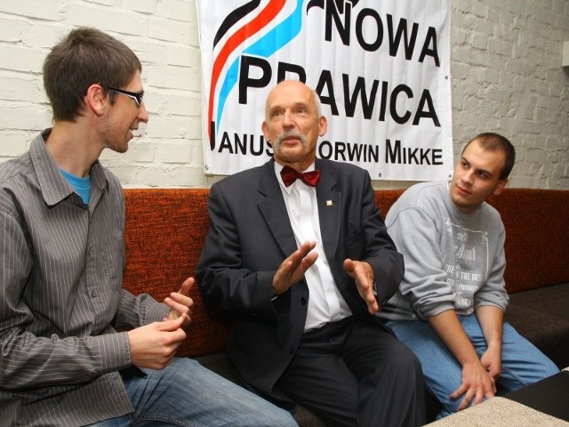 Daniel Najda (od lewej) przyszedł porozmawiać z Korwinem- Mikke, z kolei Bartosz Moc chciał zrobić pamiątkową fotkę.