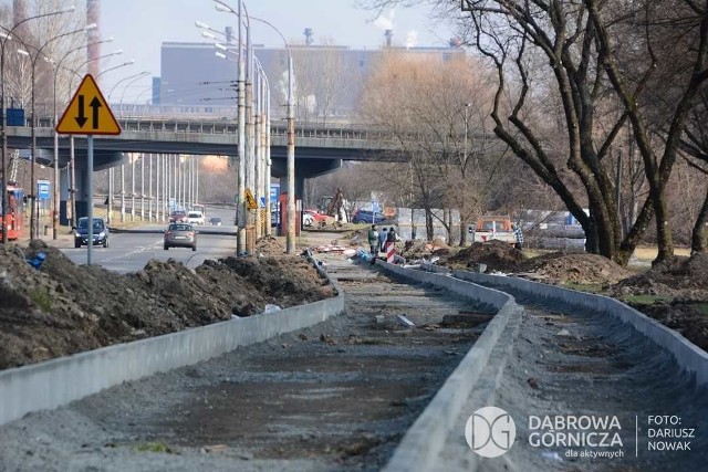 Wzdłuż ul. Kasprzaka powstaje nowy chodnik i ścieżka rowerowa