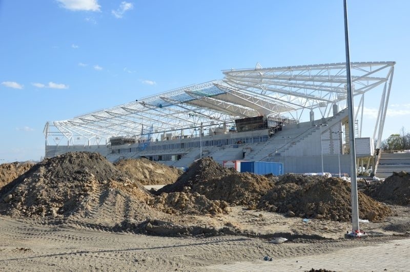 Budowa stadionu ŁKS. Na trybunie przy al. Unii montują już dach [zdjęcia]