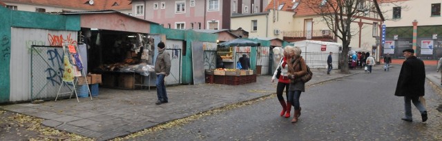 Za unijne pieniądze mieliśmy rewitalizować Plac pod Topolami i w końcu zniknęłyby te wstrętne budy