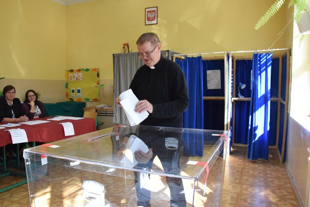 Ks. Jan Byrt, proboszcz parafii ewangelickiej w Szczyrku Salmopolu, głosował w obwodowej komisji wyborczej nr 4 w Szczyrku w  Szkole Podstawowej nr 2