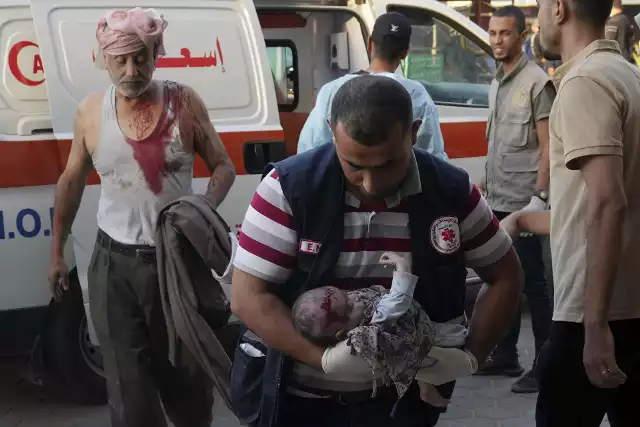 Palestyńczycy ranni w izraelskim bombardowaniu Strefy Gazy zostali w środę przewiezieni do szpitala w Dajr Al-Balah