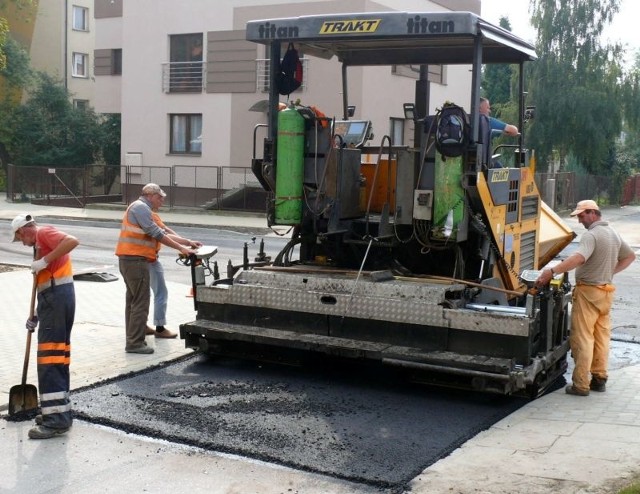 Drogowcy będą układać nowy asfalt na odcinku ulicy Ofiar Firleja między ulicami Warszawską oraz Gombrowicza.