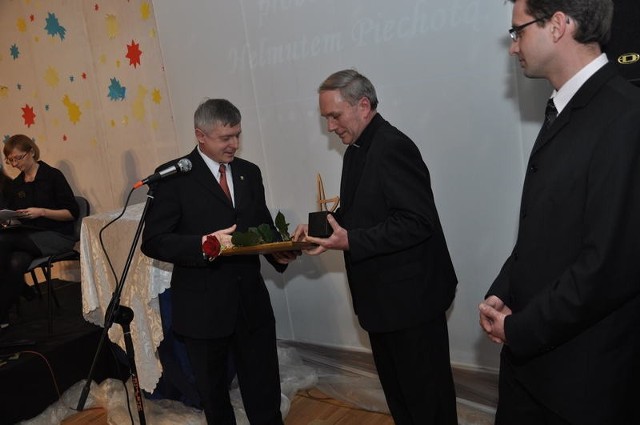 Nagrodę specjalną za szybkie sprawne wyremontowanie kościoła po pożarze w imieniu parafii Jełowa odebrał ks. Helmut Piechota.