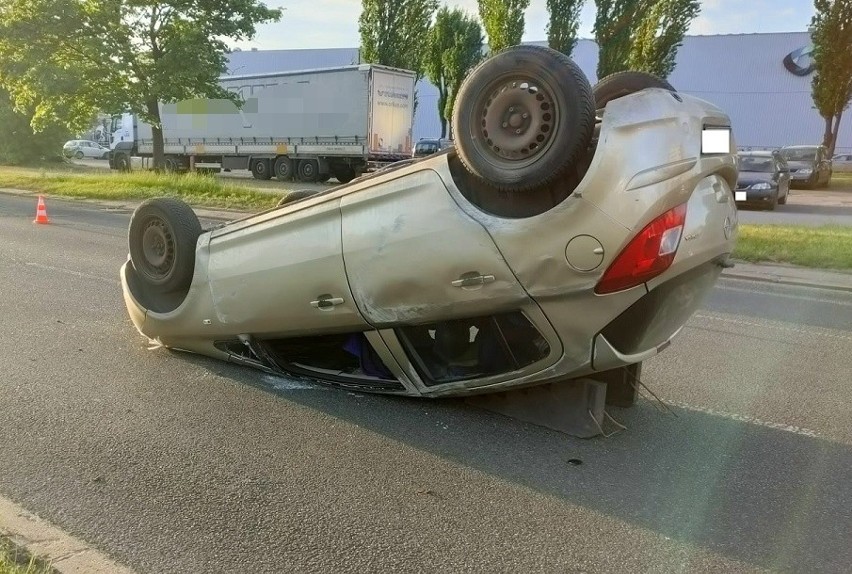 Wsiadł za kółko z promilami. Samochód przewrócił się na dach! 