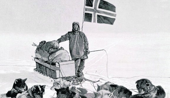 Roald Amundsen kontra Robert Scott. Ich wyścig do bieguna południowego wygrał Norweg, który dotarł tam 14 grudnia 1911 roku. Anglik osiągnął cel kilka tygodni później, 18 stycznia 1912. Ani on, ani żaden z jego towarzyszy nie zdołał jednak wrócić do domu. Ich ciała znaleziono dopiero na wiosnę. Od magazynów żywności dzieliło ich zaledwie kilkanaście kilometrów