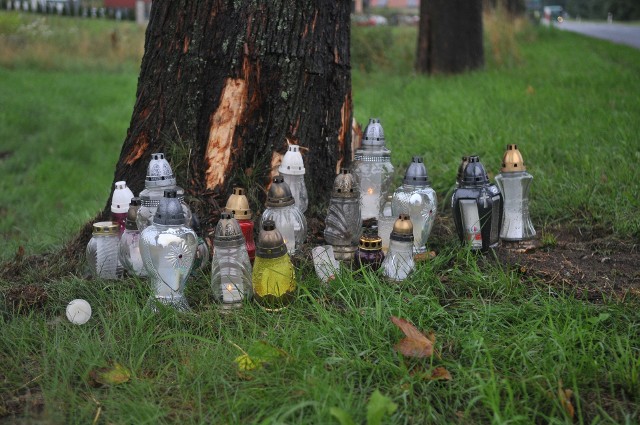 W niedzielę, 23 lipca, w tragicznym wypadku w Dąbroszynie, zginął st. sierż. Kamil Nerka. 28-letni policjant z Kostrzyna zostawił żonę i dwoje dzieci. Po tym, jak jego samochód wypadł z drogi i uderzył w drzewo, mężczyzna zmarł w szpitalu. "Z wielkim żalem i smutkiem przyjęliśmy informację o śmierci naszego kolegi, st. sierż. Kamila Nerki, 28-letniego policjanta kostrzyńskiego komisariatu. Funkcjonariusz pozostawił żonę i dwoje dzieci. W tych trudnych dla rodziny chwilach, całe środowisko policyjne łączy się z nimi w bólu" - piszą w oficjalnym komunikacie lubuscy policjanci. W niedzielne popołudnie (23 lipca 2017 roku) na drodze wojewódzkiej W132 w miejscowości Dąbroszyn w wypadku drogowym zginął kierowca toyoty - st. sierż. Kamil Nerka – funkcjonariusz Komisariatu Policji w Kostrzynie nad Odrą. Policjant zginał jadąc prywatnym pojazdem. Szczegółowe okoliczności tego zdarzenia będą badać śledczy. Wiadomo, że do wypadku doszło po deszczu. Droga była mokra, a siła uderzenia w drzewo bardzo duża. Toyota dosłownie "owinęła się" wokół pnia. Nieprzytomnego mężczyznę przewieziono do szpitala. Niestety, nie udało się go uratować. Rodzina straciła męża i ojca, a policyjne środowisko sumiennego funkcjonariusza.St. sierż. Kamil Nerka miał 28 lat. Służbę w szeregach Policji rozpoczął w 2013 roku. Po szkoleniu w Pile trafił do Samodzielnego Pododdziału Prewencji Policji. Od czerwca 2015 roku służbę kontynuował w kostrzyńskim komisariacie. Przez kolejne dwa lata pracował w ogniwie patrolowo-interwencyjnym. Od 1 lipca 2017 roku pełnił służbę w referacie kryminalnym. "Jego zaangażowanie w wykonywanie obowiązków służbowych było zauważane przez przełożonych. Mimo krótkiego stażu był policjantem wyróżniającym się ponadprzeciętnymi umiejętnościami. St. sierż. Kamil Nerka pozostawił żonę i dwoje dzieci – trzyletniego syna i roczną córkę. To ogromna tragedia i strata dla rodziny oraz całego środowiska policyjnego, które w tych trudnych chwilach, łączy się z najbliższymi zmarłego w bólu. Cześć jego pamięci!" - czytamy w komunikacie policji.Przeczytaj też:  Tragiczny wypadek w Dąbroszynie. Jedna osoba nie żyje, dwie są ranneZobacz też wideo: Poważny wypadek w Dąbroszynie