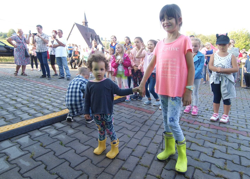 Odkryj Beskid Wyspowy. W niedzielny poranek wspięli się na Szczebel. Bardzo liczną grupę stanowili najmłodsi turyści [ZDJĘCIA]