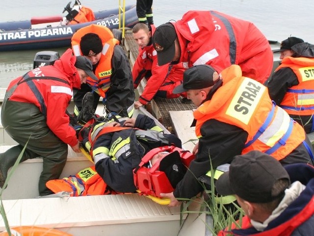 Poszkodowanych bezpiecznie przewieziono na brzeg.