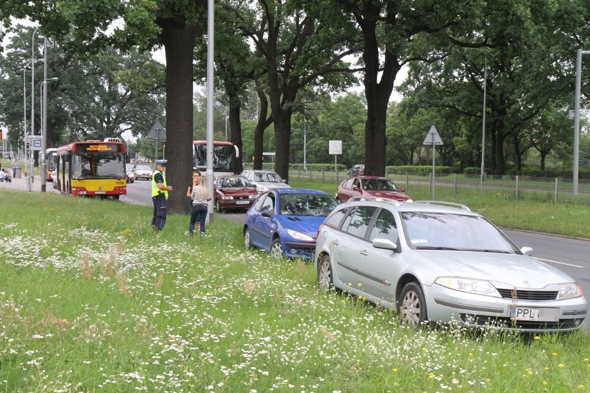 Wrocław: Trzy wypadki. Autobus MPK i 5 aut! [ZDJĘCIA]
