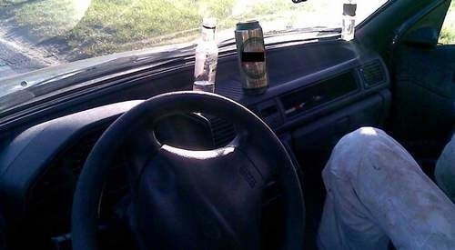 Kierowca pił alkohol w czasie jazdy.