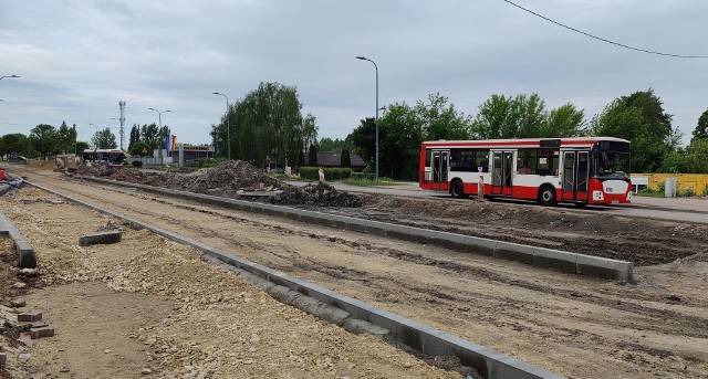 Aleja Zagłębia Dąbrowskiego w Dąbrowie Górniczej zostanie całkowicie wyłączona z ruchu. 17 linii autobusowych będzie kursowało objazdami Zobacz kolejne zdjęcia/plansze. Przesuwaj zdjęcia w prawo - naciśnij strzałkę lub przycisk NASTĘPNE