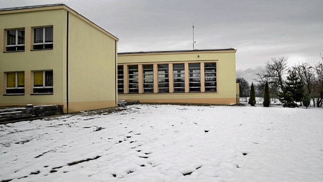 Boisko przy Szkole Podstawowej przy ul. Dembowskiego będzie miało nową nawierzchnię