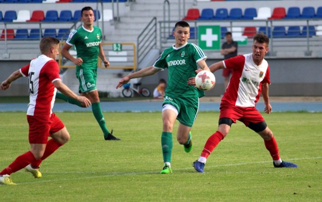 W meczu czwartej ligi, piłkarze rezerw Radomiaka Radom przegrali z Wilgą Garwolin 0:5. Podopieczni trenera Macieja Kokoszy skomplikowali sobie sytuację w tabeli i wciąż są zagrożeni degradacją do ligi okręgowej.