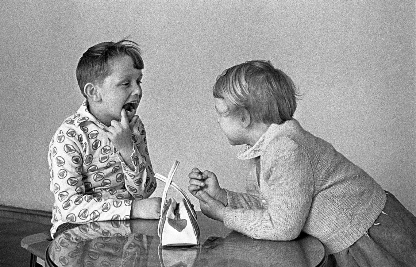 Warszawa 1962. Dzieci w poczekalni przed gabinetem...