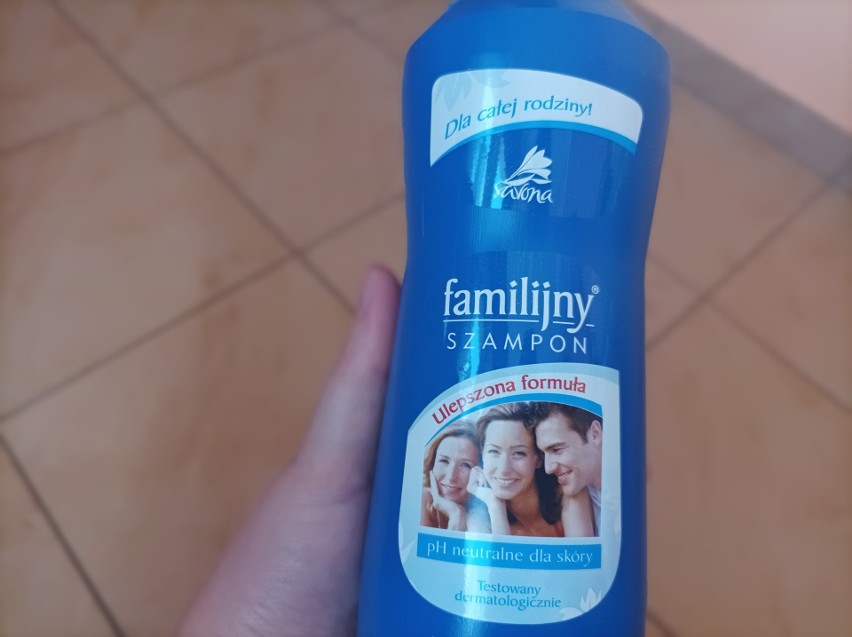 Rodzina myła włosy szamponem "Zielone jabłuszko” lub...