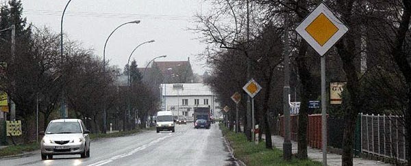 Ulica 17 - Stycznia w Jaśle zmienilła się w aleję znaków