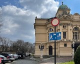 Kraków. Spór o parking na placu św. Ducha. Strażnicy miejscy zostawiają kartki za szybami aut [ZDJĘCIA]