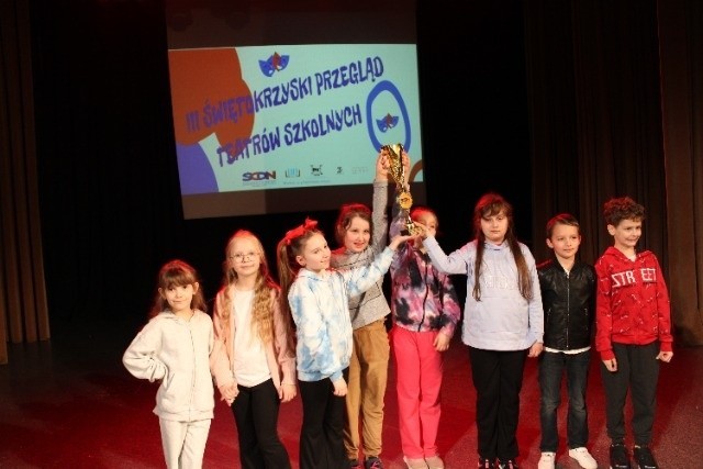 4 kwietnia w Wojewódzkim Domu Kultury w Kielcach odbył się III Świętokrzyski Przegląd Teatrów Szkolnych. W wydarzeniu z wielkim powodzeniem wzięli udział uczniowie ze Szkoły Podstawowej imienia Leona Wójcickiego w Sokolinie.