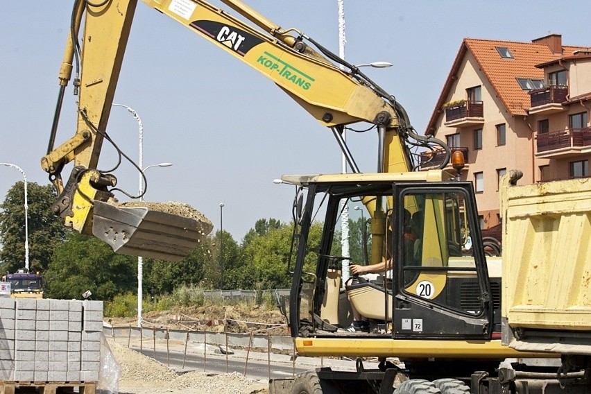 Wrocław: Trwa remont Zwycięskiej. Skanska chce zdążyć przed zimą (ZDJECIA)