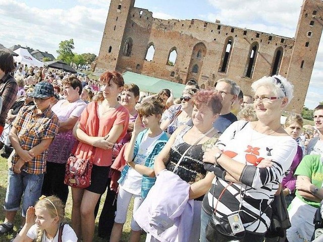 Plac zamkowy pękał w szwach. Świetnie bawili się wszyscy, niezależnie od wieku