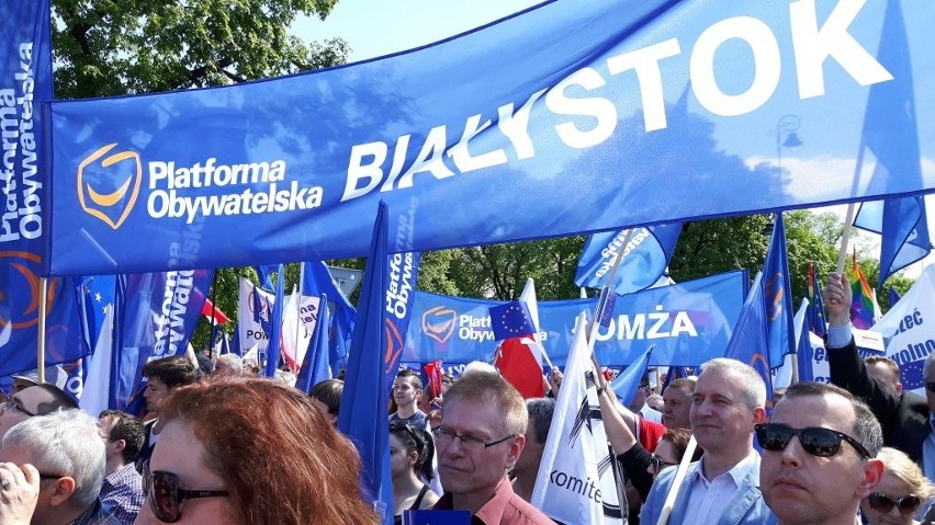 Błękitny Marsz w Warszawie. Podlaskie PO manifestuje z KOD (zdjęcia, wideo)