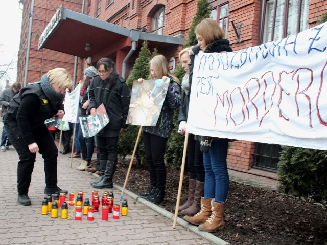 Przed każdą rozprawą we włocławskim Sądzie Rejonowym manifestowali obrońcy praw zwierząt ze stowarzyszenia "Emir". Domagali się jak najwyższej kary dla oskarżonego. Przed budynkiem rozstawiano transparenty i zapalano znicze